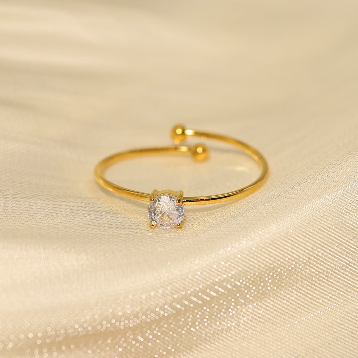 Anillo fino de oro con incrustacion