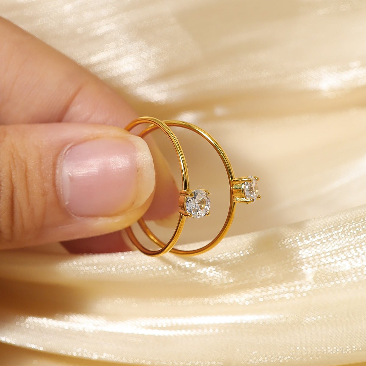 Anillo fino de oro con incrustacion