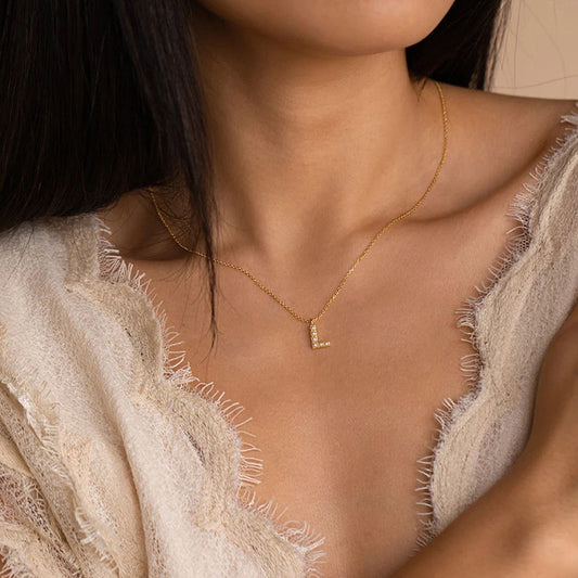 Collar de oro con letra