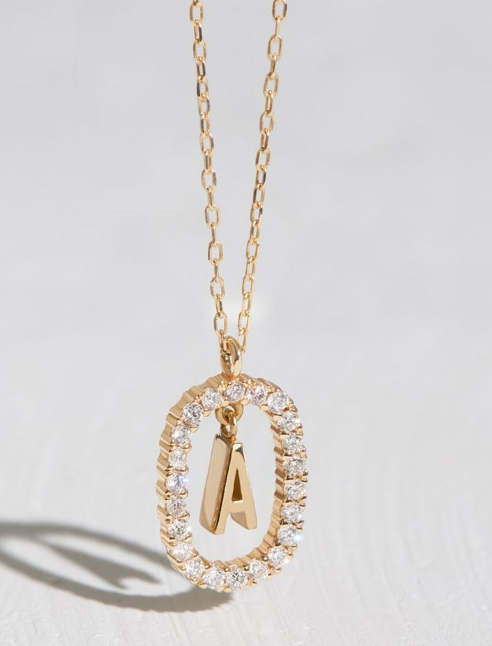 Collar con inicial y pedreria