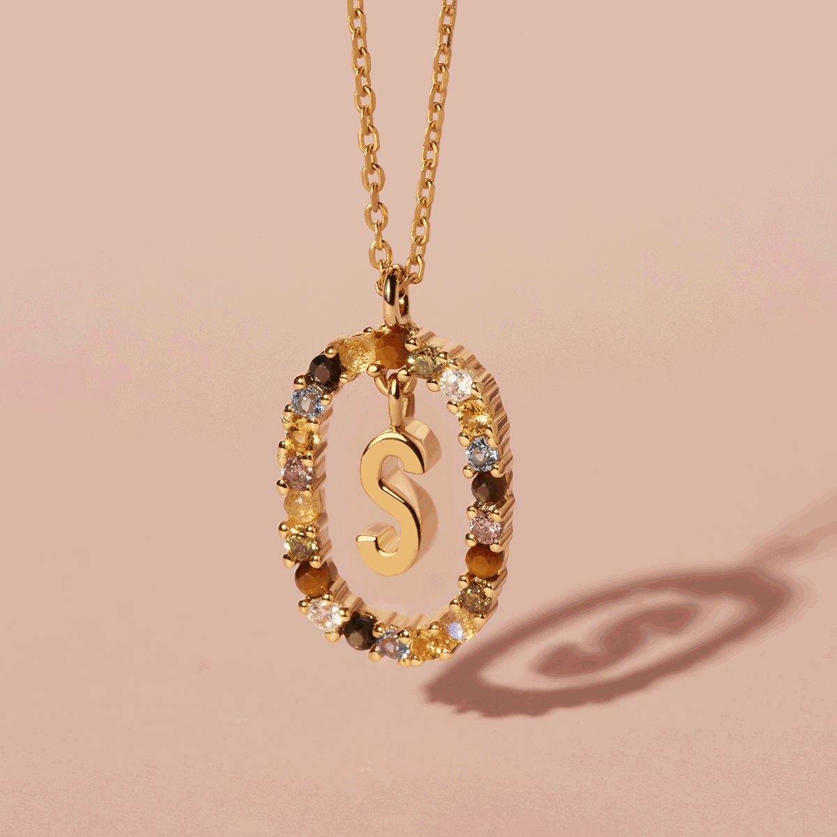 Collar con inicial y pedreria